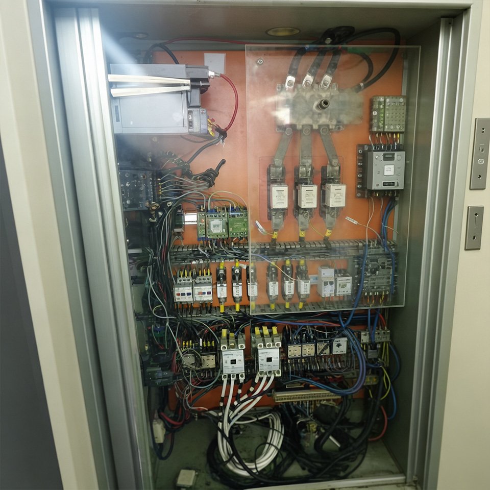 painel-eletrico-obsoleto-antes-reparo-pahc-automacao